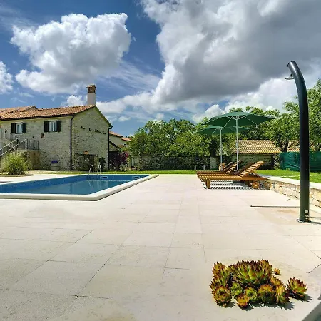 Heritage In Rojnici With Pool 度假居