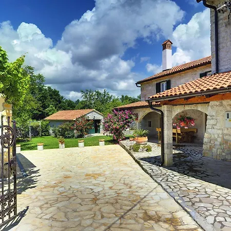 Heritage In Rojnici With Pool 度假居